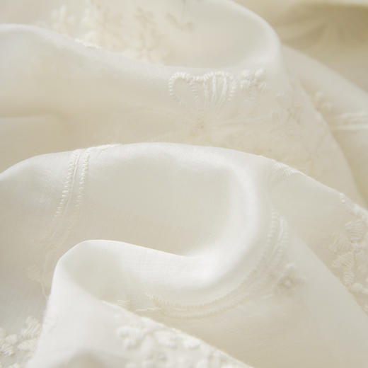 「高货wl」全新升级【铂金会员330/天猫439/差价109】(65749)洛诗琳氛围感度假风天丝连衣裙2025夏季刺绣V领仙气长裙 商品图3