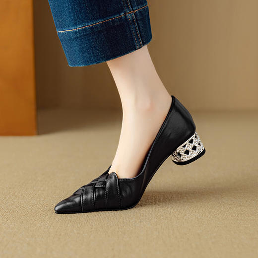 【预售5天】新款真皮尖头编织透气单鞋女超软羊皮粗跟中跟气质百搭高跟鞋DB&M6528 商品图1