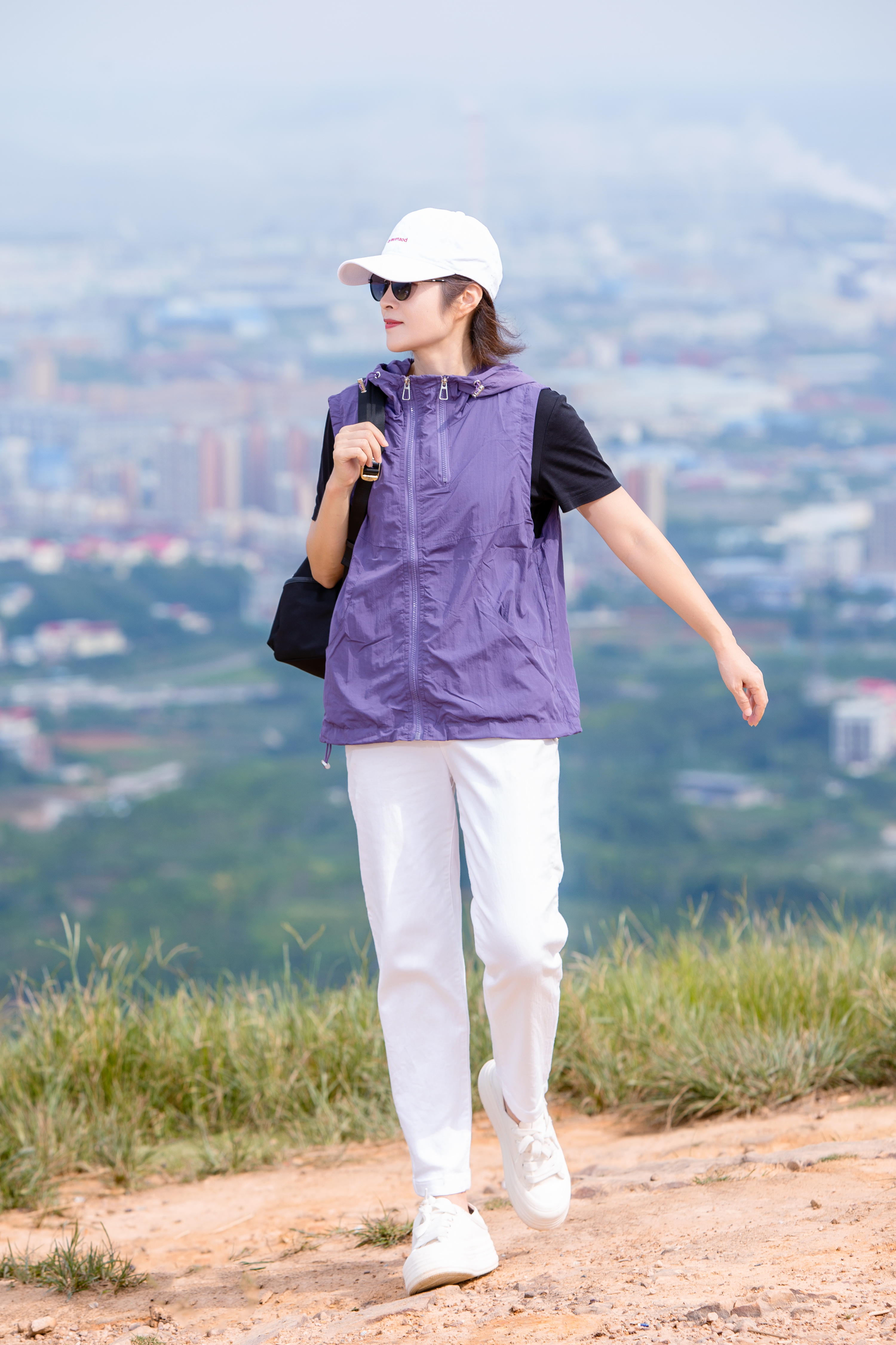 设计感连帽无袖上衣