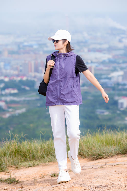 设计感连帽无袖上衣 商品图0