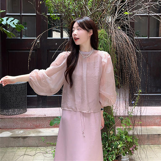 西遇法式灯笼袖衬衫套装女2025年秋季新款粉色吊带高腰半裙三件套SS051246/SS051247 商品图4