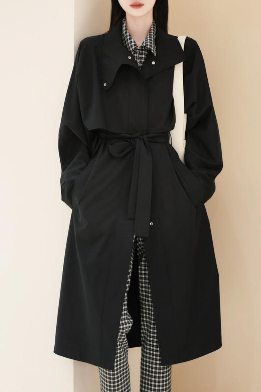 薄丝毛精纺单排扣风衣  露珠系列单排扣长款风衣 独特织造技术 后背雨挡设计 美丽诺羊毛和真丝织就 复古立体廓形斗篷式风衣 立领翻领两穿 商品图6