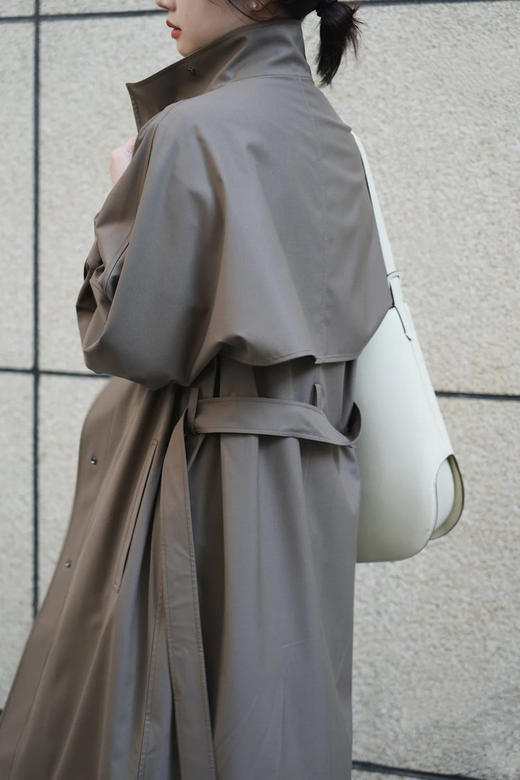 薄丝毛精纺单排扣风衣  露珠系列单排扣长款风衣 独特织造技术 后背雨挡设计 美丽诺羊毛和真丝织就 复古立体廓形斗篷式风衣 立领翻领两穿 商品图2