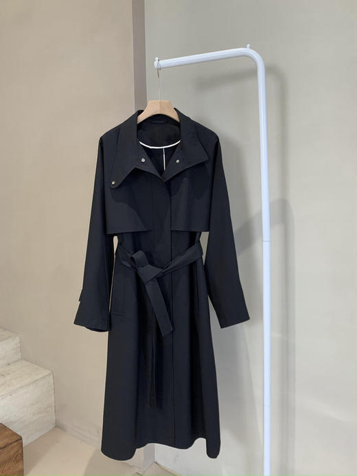 薄丝毛精纺单排扣风衣  露珠系列单排扣长款风衣 独特织造技术 后背雨挡设计 美丽诺羊毛和真丝织就 复古立体廓形斗篷式风衣 立领翻领两穿 商品图11