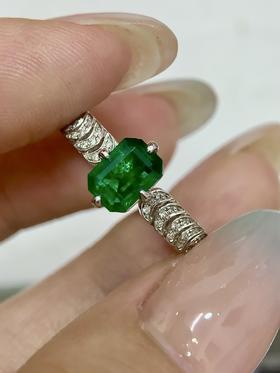 0.92ct刻面祖母绿戒指