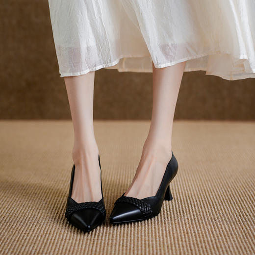 【预售5天】头层牛皮尖头浅口单鞋女细跟春秋新款编织带高跟女鞋FDME&FD9221 商品图4