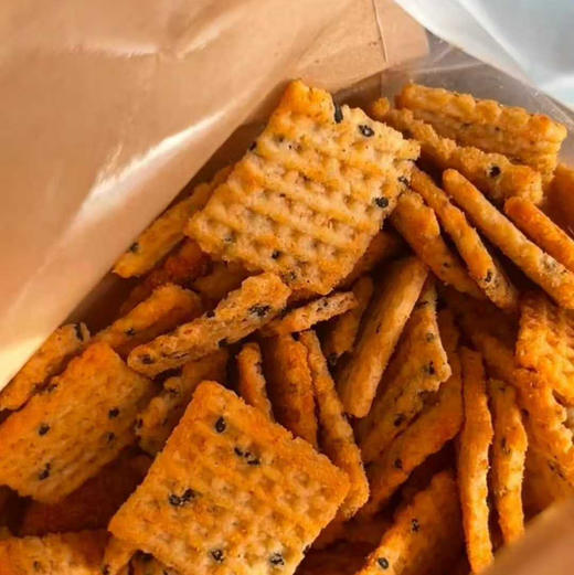 被找疯了的桑坡锅巴/鲜切红薯片咯嘣好吃 #桑坡锅巴 --手工锅巴🔥 每一片锅巴，色泽诱人，垂涎欲滴，一入口就有浓浓的大米原香，清脆爽口，嘎吱嘎吱的口感原原本本地还原了小时候的味道。 商品图4