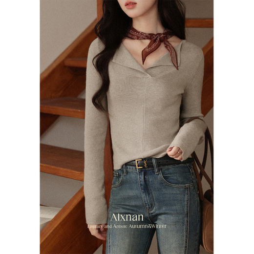 鹿向南「蝶吻香肩」法式奶茶咖V领长袖针织衫女初秋修身显瘦上衣 商品图4