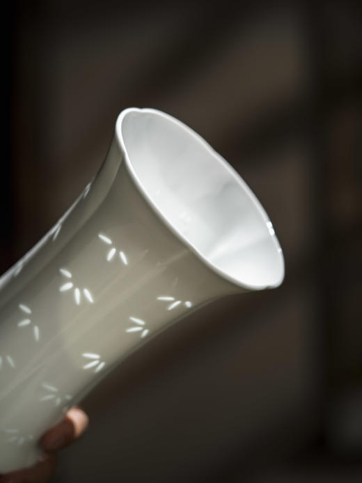 新品 |  富玉景德镇陶瓷花瓶中式素玲珑客厅插花高档家居摆件竹节玲珑瓶 商品图3