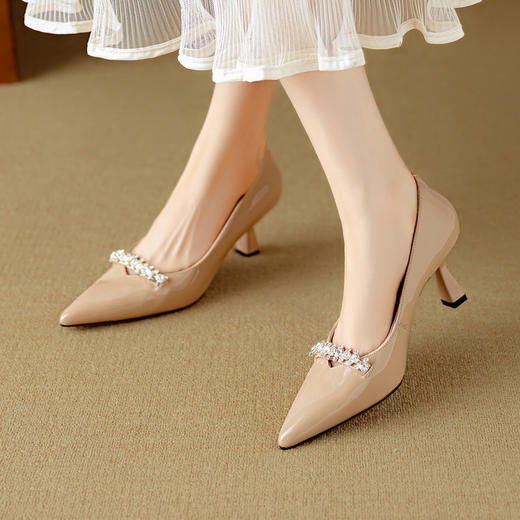 【预售5天】法式优雅秋季新款V口水钻尖头浅口单鞋女羊漆皮宴会高跟鞋DB&M6526 商品图0