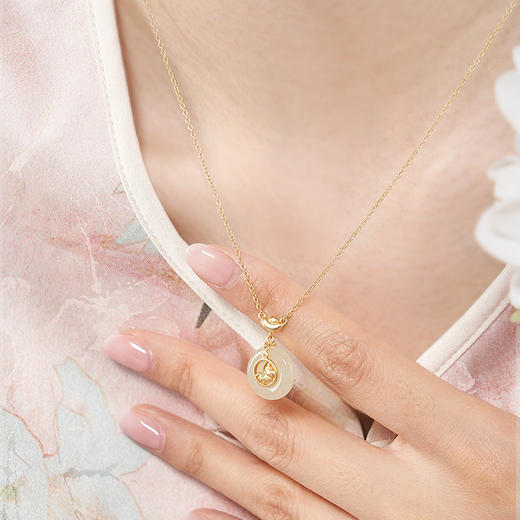 大英博物馆东方梦境系列马上暴富和田玉平安扣项链 商品图1