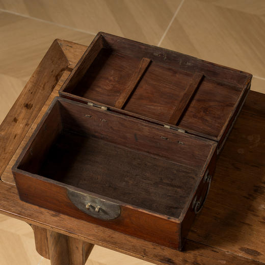 清早期	黄花梨铜包边文房箱 商品图4