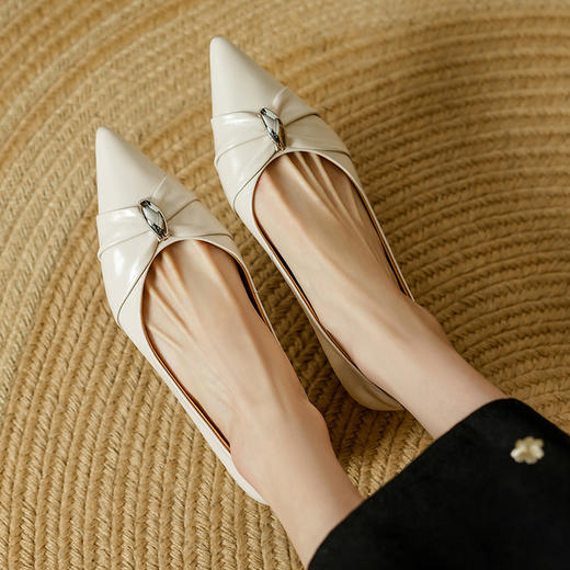 【预售5天】3cm粗跟真皮尖头银色浅口单鞋女春秋季新款蝴蝶结低跟小皮鞋PS&PS3109 商品图2