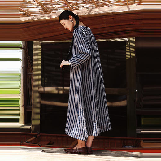 绽放旅行女装501朵/【大山的褶皱】色织条纹V领正常肩长袖连衣裙 商品图2