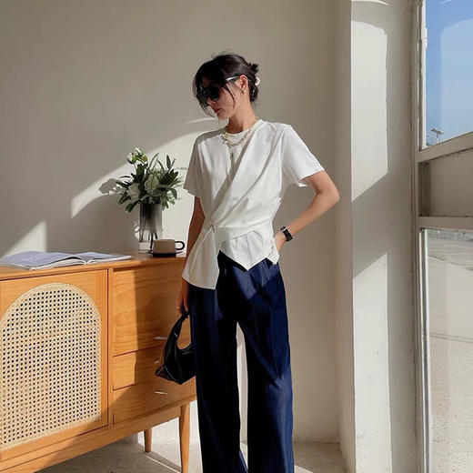 【断码清仓，无退换】三色设计感！不规则气质收腰T恤女小众短袖上衣！ 商品图1