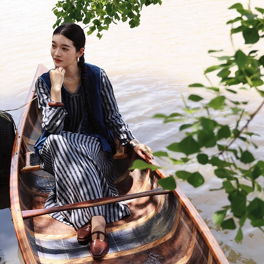 绽放旅行女装501朵/【大山的褶皱】色织条纹V领正常肩长袖连衣裙 商品图3