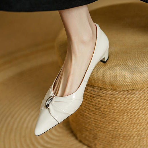 【预售5天】3cm粗跟真皮尖头银色浅口单鞋女春秋季新款蝴蝶结低跟小皮鞋PS&PS3109 商品图3