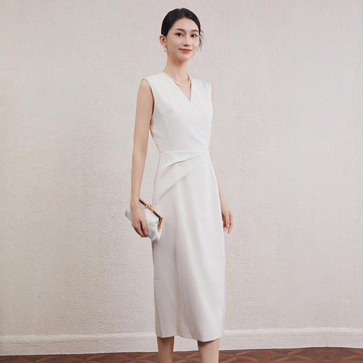 「自」全新升级【铂金会员404/天猫539/差价135】(01316)洛诗琳简约知性无袖连衣裙2025夏季V领收腰显瘦开叉裙女 商品图1