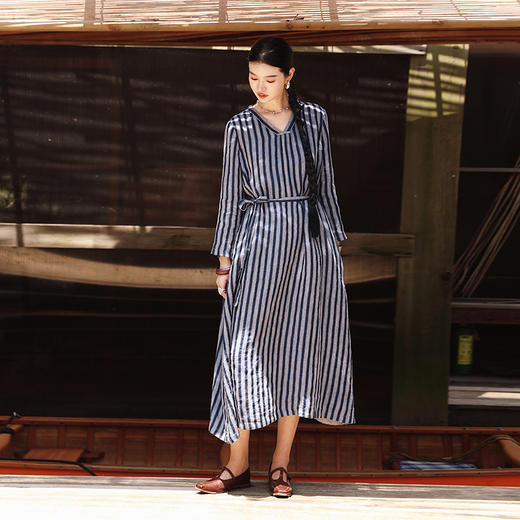 绽放旅行女装501朵/【大山的褶皱】色织条纹V领正常肩长袖连衣裙 商品图1