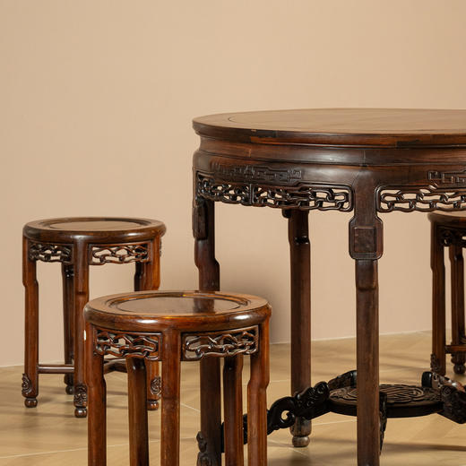 清	红木透雕绳纹圆桌圆凳成套（一桌四凳） 商品图2