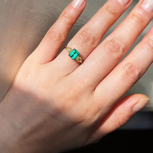 CLASSIC系列 18K镶天然彩黄钻和祖母绿 戒指 商品图2