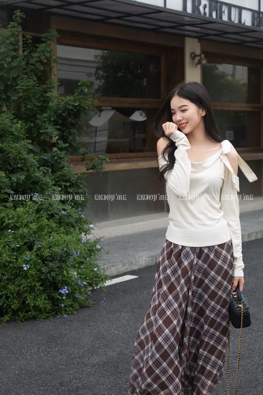 【门店同款】ENJOY秋季“谧色花颂”花朵绑带斜肩上衣 164246453 商品图0