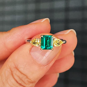 CLASSIC系列 18K镶天然彩黄钻和祖母绿 戒指