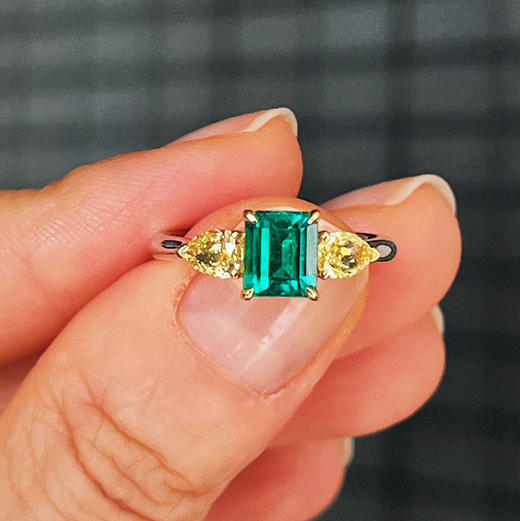 CLASSIC系列 18K镶天然彩黄钻和祖母绿 戒指 商品图0