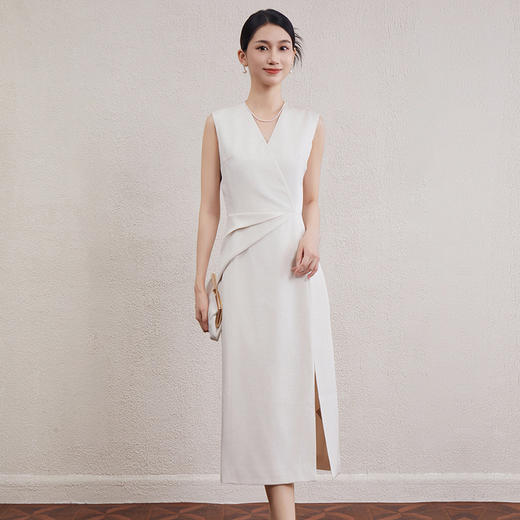 「自」全新升级【铂金会员404/天猫539/差价135】(01316)洛诗琳简约知性无袖连衣裙2025夏季V领收腰显瘦开叉裙女 商品图2