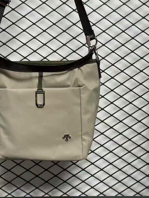 韩单正品迪桑特25新款多功能女包出口韩国订单，防泼水耐磨抗撕裂超轻女款包包。

颜色：黑色 浅褐色

原价99000韩元 商品图3