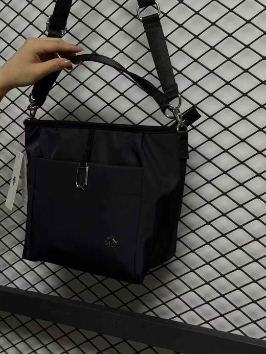 韩单正品迪桑特25新款多功能女包出口韩国订单，防泼水耐磨抗撕裂超轻女款包包。

颜色：黑色 浅褐色

原价99000韩元 商品图12