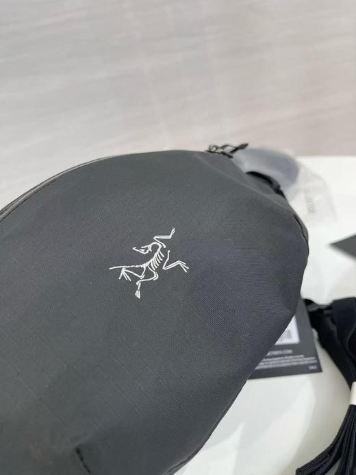 原单正品 Arcteryx始祖鸟3L 多功能拉链开合单肩/斜挎/腰包/户外包，男女同款，尺寸：16.9*34.3*14.9 商品图3