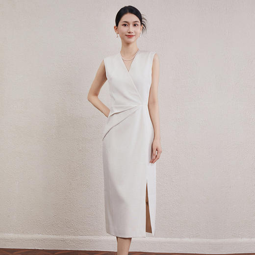 「自」全新升级【铂金会员404/天猫539/差价135】(01316)洛诗琳简约知性无袖连衣裙2025夏季V领收腰显瘦开叉裙女 商品图3