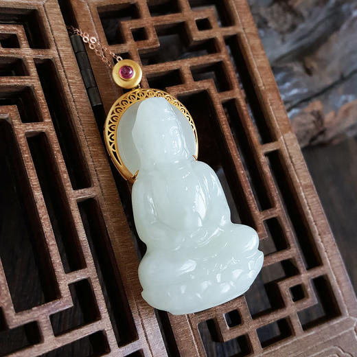 【天然正品】AU750黄金镶天然细腻青海料一级白油润度佳观音坐莲（平安安乐）和田玉吊坠项链54.1*25.2*11.3MM（皆取最大值）女士现售价：2880！310725XY23 商品图7