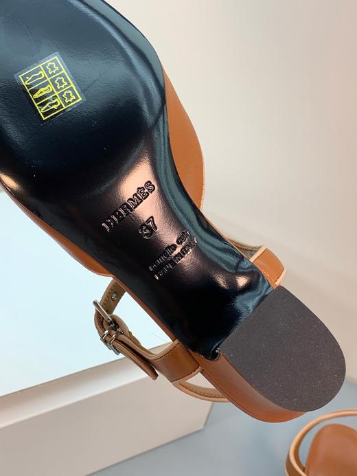 点此购买 爱马仕夏季女士kelly扣玛丽珍高跟包头凉鞋 dx 325838 商品图12