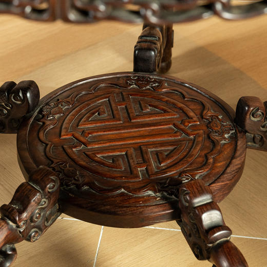 清	红木透雕绳纹圆桌圆凳成套（一桌四凳） 商品图4