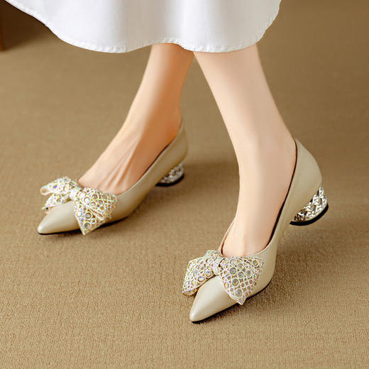 【预售5天】法式尖头蝴蝶结水钻舒适百搭单鞋浅口软底中跟女鞋DB&M6527 商品图0