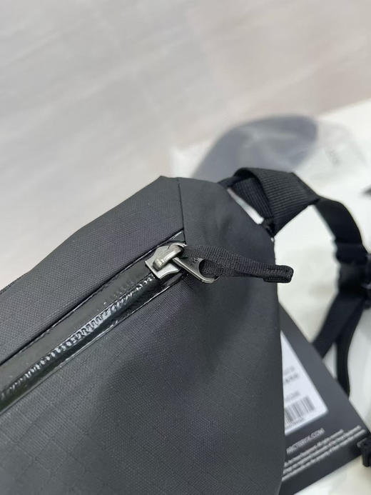 原单正品 Arcteryx始祖鸟3L 多功能拉链开合单肩/斜挎/腰包/户外包，男女同款，尺寸：16.9*34.3*14.9 商品图4