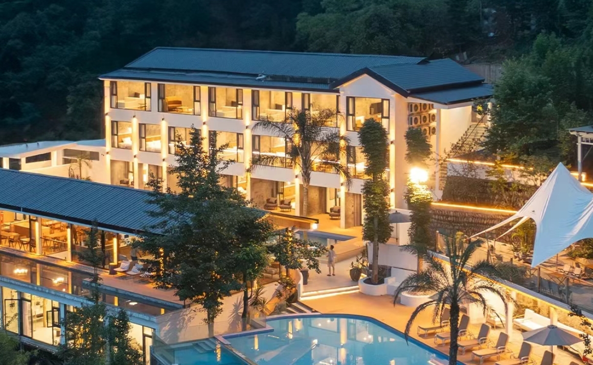 【青城山亲子避暑首选·畅泡悬崖无边泳池】仅448元起住青城山初见山野酒店，享温泉、私汤、营养早餐，儿童放映室、棋类桌游等！