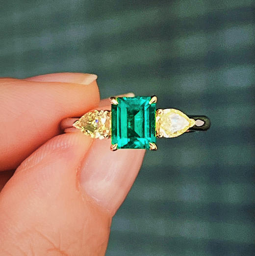 CLASSIC系列 18K镶天然彩黄钻和祖母绿 戒指 商品图1