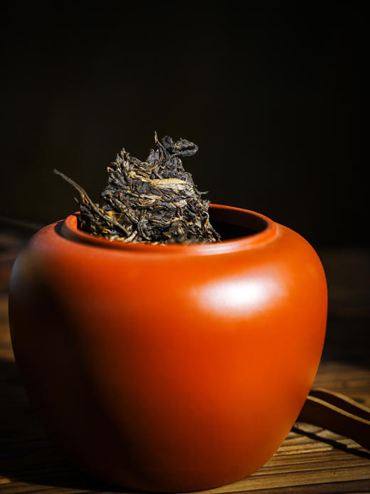 最后8罐，售罄绝版！！【福利秒杀】【高山寨单株】2021年头春易武高山寨单株古树茶与紫砂罐完美融合普洱茶生茶自饮送礼首选！300克/罐 商品图4