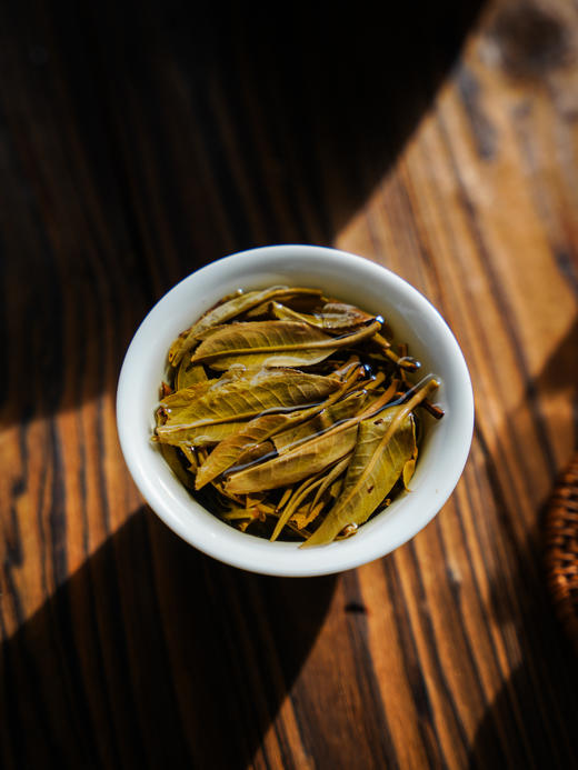 最后8罐，售罄绝版！！【福利秒杀】【高山寨单株】2021年头春易武高山寨单株古树茶与紫砂罐完美融合普洱茶生茶自饮送礼首选！300克/罐 商品图5