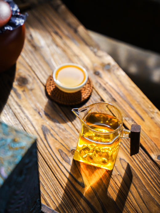 最后8罐，售罄绝版！！【福利秒杀】【高山寨单株】2021年头春易武高山寨单株古树茶与紫砂罐完美融合普洱茶生茶自饮送礼首选！300克/罐 商品图2