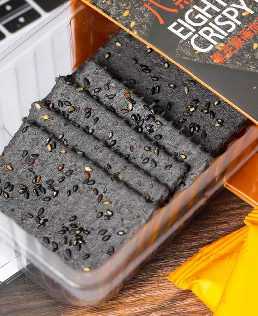 【零食特区无蔗糖八黑黑芝麻饼干】19.9得3盒！！！ ✅ 1盒=黑米+黑麦+黑豆+黑芝麻+黑桑葚+黑枸杞+黑枣+黑木耳！ ✅无蔗糖： 微量甜度来源于海藻糖，低卡酥脆又好吃 商品图3