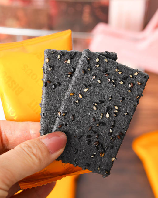 【零食特区无蔗糖八黑黑芝麻饼干】19.9得3盒！！！ ✅ 1盒=黑米+黑麦+黑豆+黑芝麻+黑桑葚+黑枸杞+黑枣+黑木耳！ ✅无蔗糖： 微量甜度来源于海藻糖，低卡酥脆又好吃 商品图4