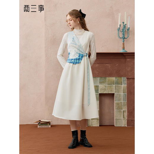 两三事茶兔女爵2025秋新款温柔风印花布拼接系带无袖背心裙连衣裙 商品图0