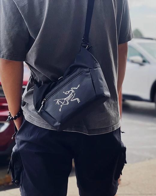 点此购买 始祖鸟多功能手包斜挎 xj 325964 商品图4