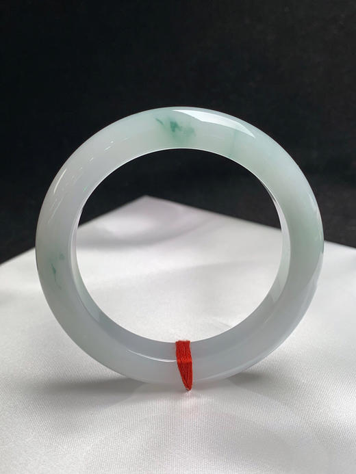 620647，55圈口，糯化飘花正圈平安镯，白底飘蓝花，底子非常细润，清爽干净 商品图0