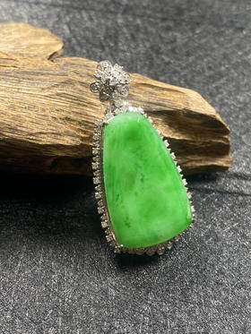 【FC0100】18K镶嵌翡翠阳绿无事牌吊坠  种好色阳 整体美观大气