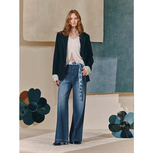 两三事北斗引航2025秋季新款丝巾装饰印花口袋毛边裤脚直筒牛仔裤 商品图3